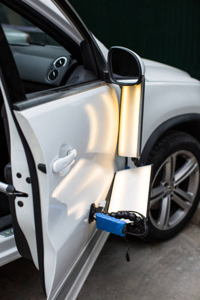 Portière en cours de débosselage avec lampe LED de précision pour le dégrêlage